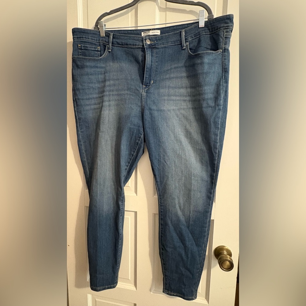 Womenโs Plus Signature by Levi Strauss Blue Mid-Rise Skinny Jeans Sz 22